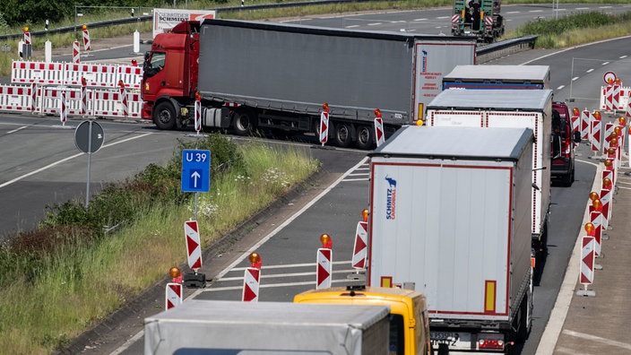 LKW stehen an Abfahrt Lüdenscheid im Stau