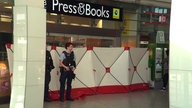 Polizei vor einer Absperrung im Hauptbahnhof