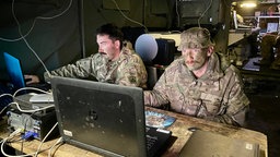 Soldaten planen Manöver in ihrem Quartier. 