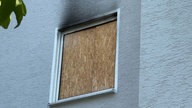 Auf dem Bild wird das Fenster mit dem Brandspuren gezeigt.