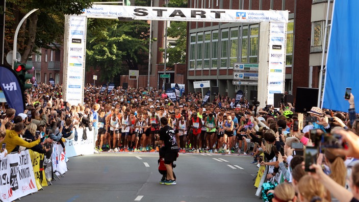 Läufer an der Startlinie bei einem Marathon.