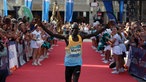 Martin Cheruyiot, der Zweitplatzierte des Münster Marathon, läuft im Ziel ein.