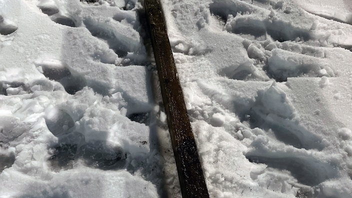 Spuren im Schnee von mutmaßlichen Einbrechern in Siegen.