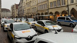 Ein Autokorso auf dem Prinzipalmarkt im Zuge der Pflege-Demo. 