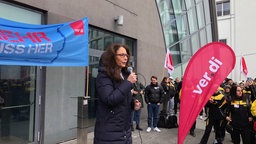 DGB-Vorsitzende Yasmin Fahimi spricht vor über 1.000 Beschäftigte der Deutschen in Bielefeld.