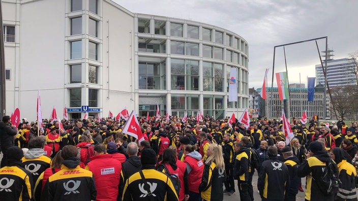 Über 1.000 Beschäftigte der Deutschen Post kamen heute in Bielefeld zusammen. Hintergrund sind die aktuellen Tarifverhandlungen.