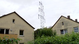 Strommast in unmittelbarer Nähe von Wohnhäusern