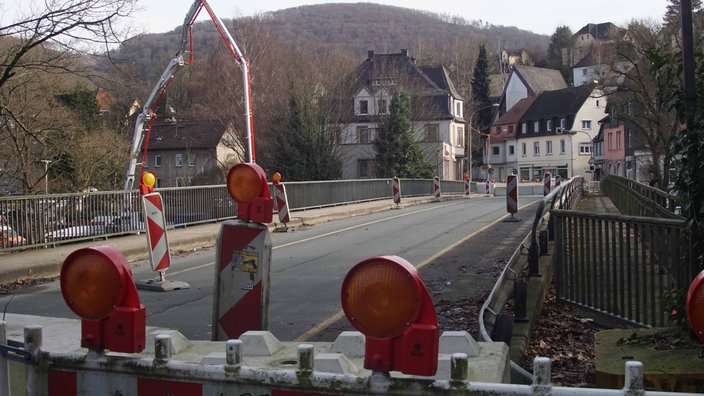 Eine gesperrte Brücke.