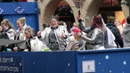 Seifenblasen pustende Jeckinnen auf einem Karnevalswagen, der am Rosenmontag über den Prinzipalmarkt in Münster fährt.