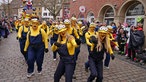 Eine Fußgruppe läuft als Minions verkleidet durch die Straßen