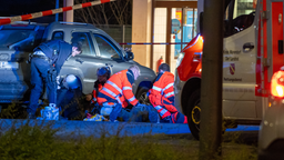 Rettungskräfte helfen am Einsatzort  