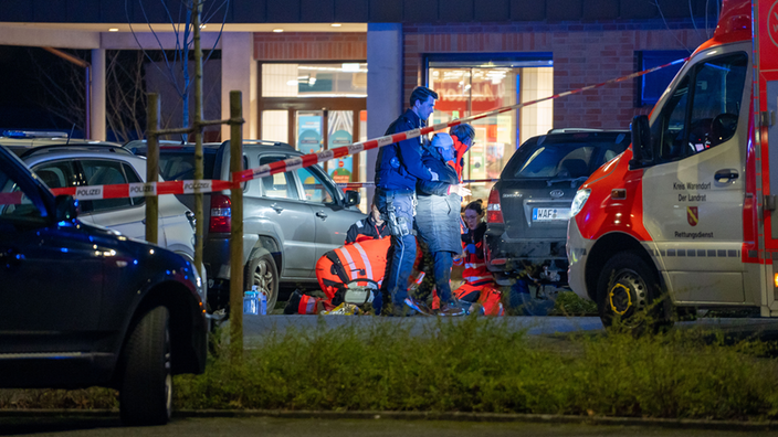 Rettungskräfte helfen am Einsatzort  