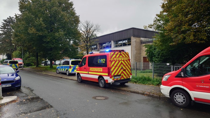 Einsatzfahrzeuge der Feuerwehr vor einem Gebäude