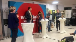 Das Bild zeigt die Gesprächsrunde beim Stadtgespräch in Brakel, Kreis Höxter. 