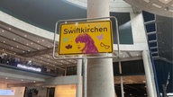 Zu sehen ist das gelbe Ortsschild mit der Aufschrift "Swiftkirchen"