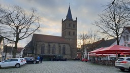 Die Kirche und der Kirchenvorplatz in Ibbenbüren. 