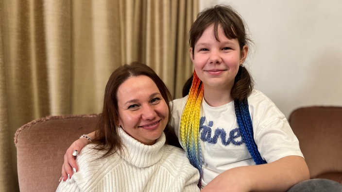 Mutter Irina Fedosova und Tochter Viktoria in ihrer Wohnung in Münster. 