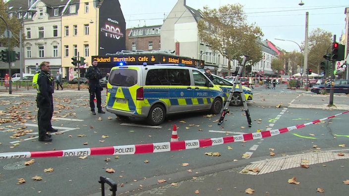 Polizisten bei der Unfallstelle in Köln 