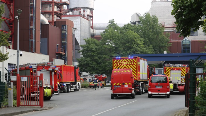 Zahlreiche Feuerwehrfahrzeuge fuhren zu dem Gift-Unfall an der Müllverbrennungsanlage