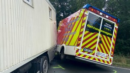 Nach einer Kollision mit einem LKW befindet sich ein Rettungswagen in Schieflage