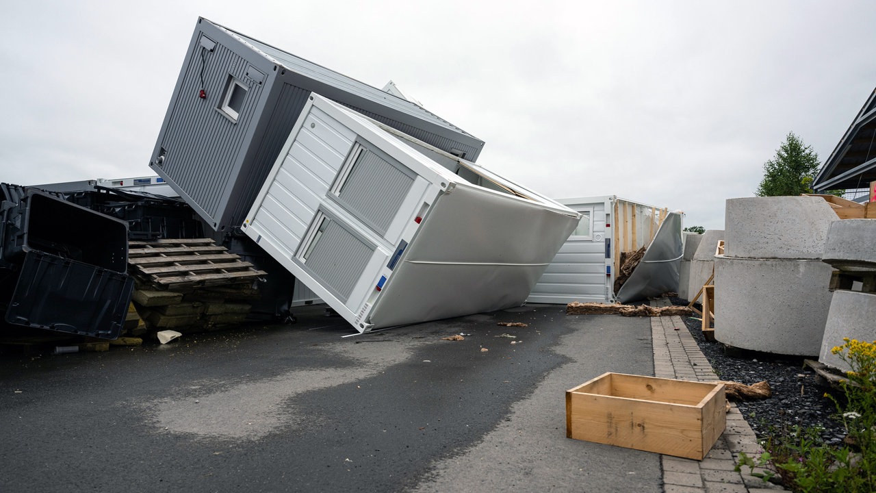 Aufräumarbeiten nach einem schweren Unwetter