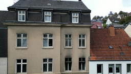 Ein abgebranntes Mehrfamilienhaus