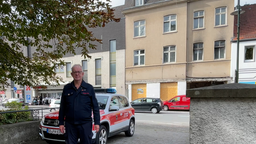 Warsteins Feuerwehrchef Donat Ahle steht vor dem Tatort.