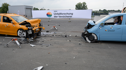 Zwei Autos beim Crash-Test