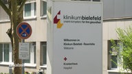 Ein Eingangsschild vor dem Klinikum Bielefeld. 