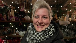 eine Frau, Weihnachtsdekorationen im Hintergrund