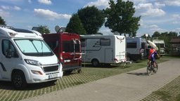 Mehrere Campingwagen auf dem Campingplatz