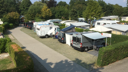 Mehrere Campingwagen auf dem Campingplatz