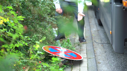 Harald Stadler mit einem Halteverbotschild 