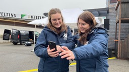 Leonie Kämper und Luisa Mette vom Orgateam des Sportzentrums Winterberg