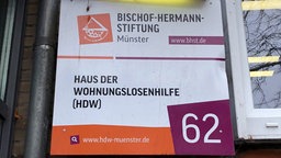 Eingangsschild des "Haus der Wohnungslosenhilfe"