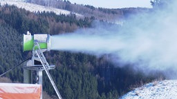 Schneekanone produziert Schnee