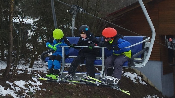 Auf den Sauerländer Skipisten in Winterberg und Willingen endet das wohl letzte Wintersportwochenende der Saison.