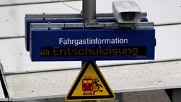 Fahrgastinformation auf einer Anzeigetafel "Entschuldigung"