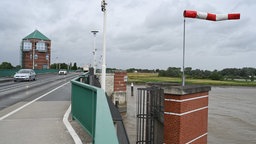 Der Windsack auf der Jann-Berghaus-Brücke steht fast horizontal in der Luft und zeigt den recht starken Wind an.