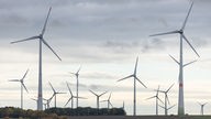  Windräder stehen in einem Windpark in der Nähe von Paderborn