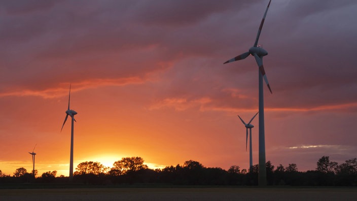 Windrad vor Sonnenuntergang