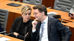 Ministerpräsident Wüst und Wirtschaftsministerin Neubaur während der Unterrichtung des Landtags