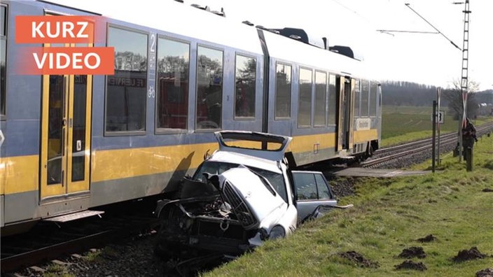 Zug prallt gegen Auto