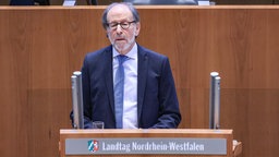 Zwi Rappoport, Vorsitzender des Landesverband der jüdischen Gemeinden von Westfalen-Lippe, spricht während einer Gedenkstunde für die Opfer des Nationalsozialismus im Landtag von Nordrhein-Westfalen