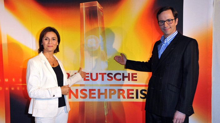 Sandra Maischberger und Kurt Krömer vor dem Logo 'Der Deutsche Fernsehpreis'