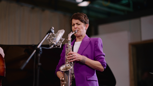 Karolina Strassmayer spielt Saxophon