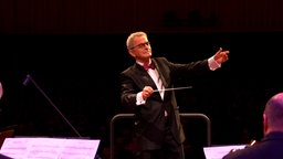 Alfred Eschwé dirigiert das WDR Funkhausorchester