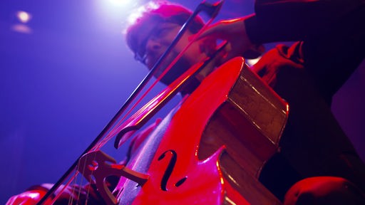 Piotr Skweres spielt Cello
