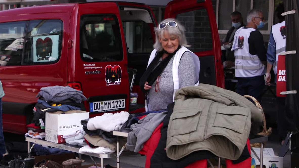 Gerda Witkowski an einem Tisch mit Spenderkleidung