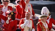 Lukas Podolski auf dem Rosenmontagszug in Köln